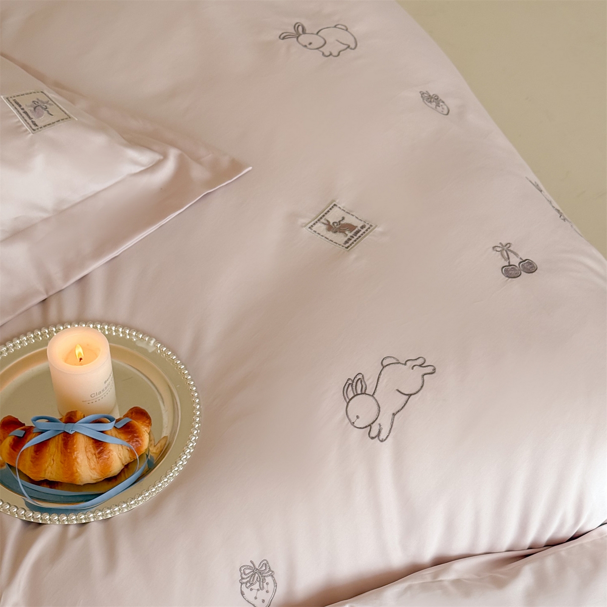 91家纺网 家纺一手货源 找家纺 名品优仓 2026新款长绒棉50s全棉纯棉刺绣宽边款四件套-米豆兔 米豆兔-柔雾粉