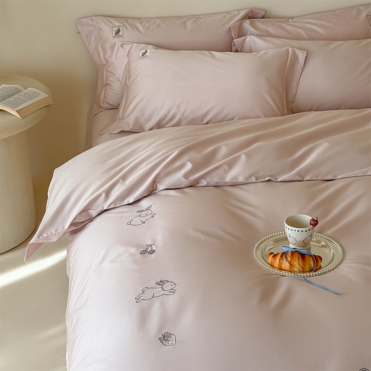 91家纺网 家纺一手货源 找家纺 名品优仓 2026新款长绒棉50s全棉纯棉刺绣宽边款四件套-米豆兔 米豆兔-柔雾粉