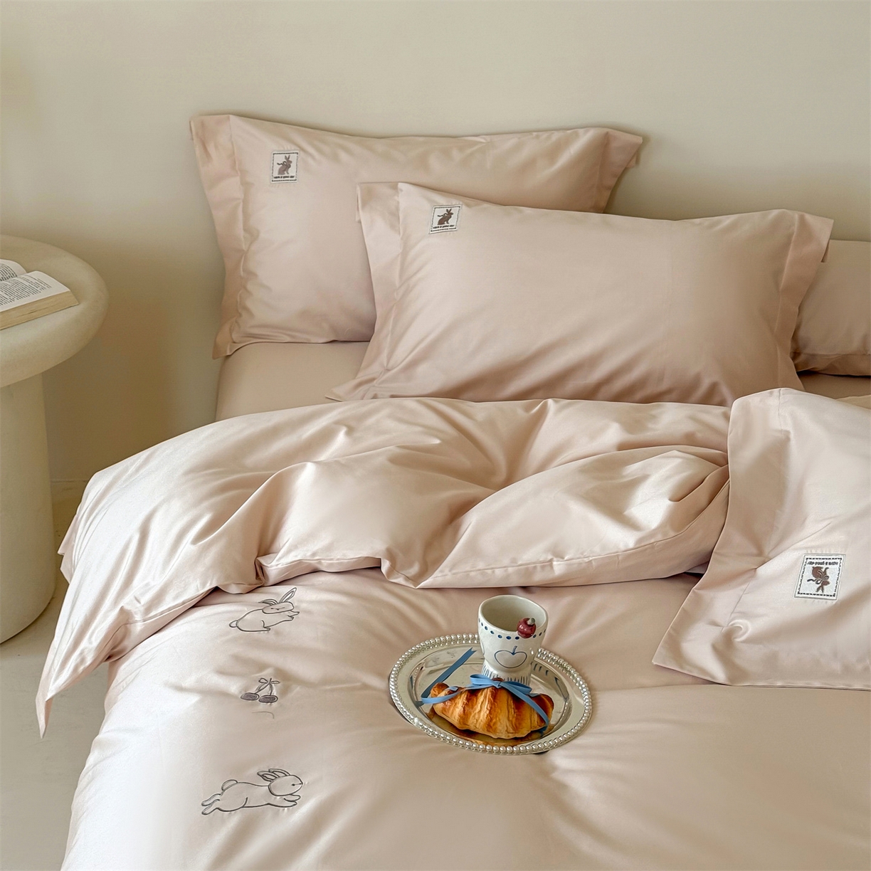 91家纺网 家纺一手货源 找家纺 名品优仓 2026新款长绒棉50s全棉纯棉刺绣宽边款四件套-米豆兔 米豆兔-雅灰粉