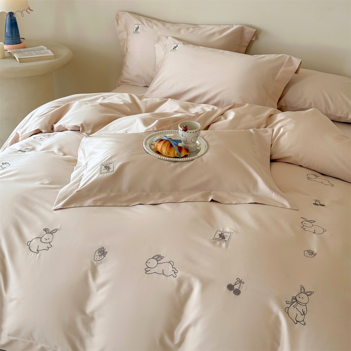 91家纺网 家纺一手货源 找家纺 名品优仓 2026新款长绒棉50s全棉纯棉刺绣宽边款四件套-米豆兔 米豆兔-雅灰粉