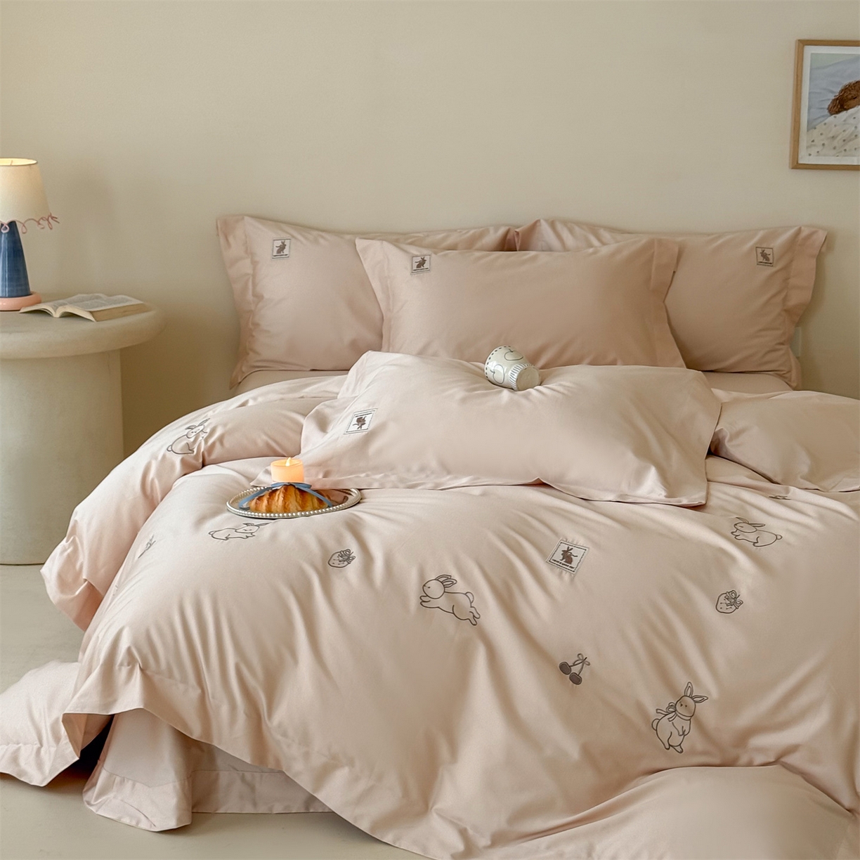 91家纺网 家纺一手货源 找家纺 名品优仓 2026新款长绒棉50s全棉纯棉刺绣宽边款四件套-米豆兔 米豆兔-雅灰粉