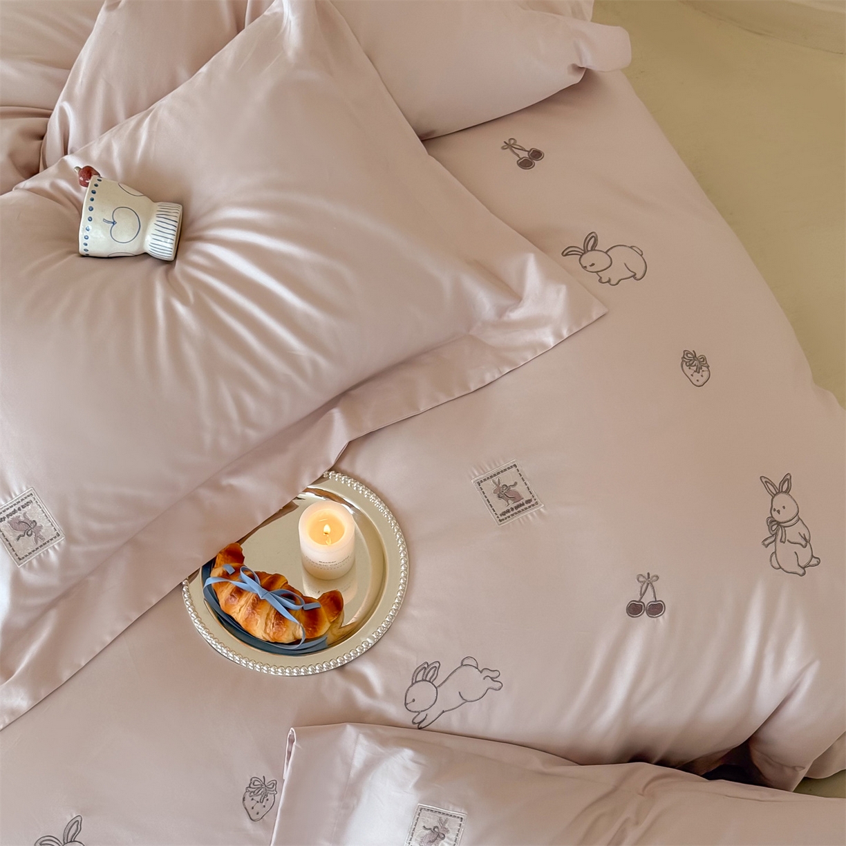 91家纺网 家纺一手货源 找家纺 名品优仓 2026新款长绒棉50s全棉纯棉刺绣宽边款四件套-米豆兔 米豆兔-柔雾粉