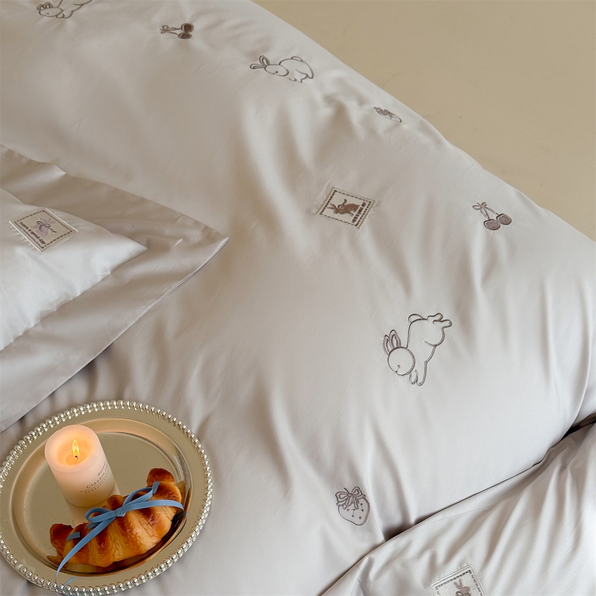 91家纺网 家纺一手货源 找家纺 名品优仓 2026新款长绒棉50s全棉纯棉刺绣宽边款四件套-米豆兔 米豆兔-浅妃灰