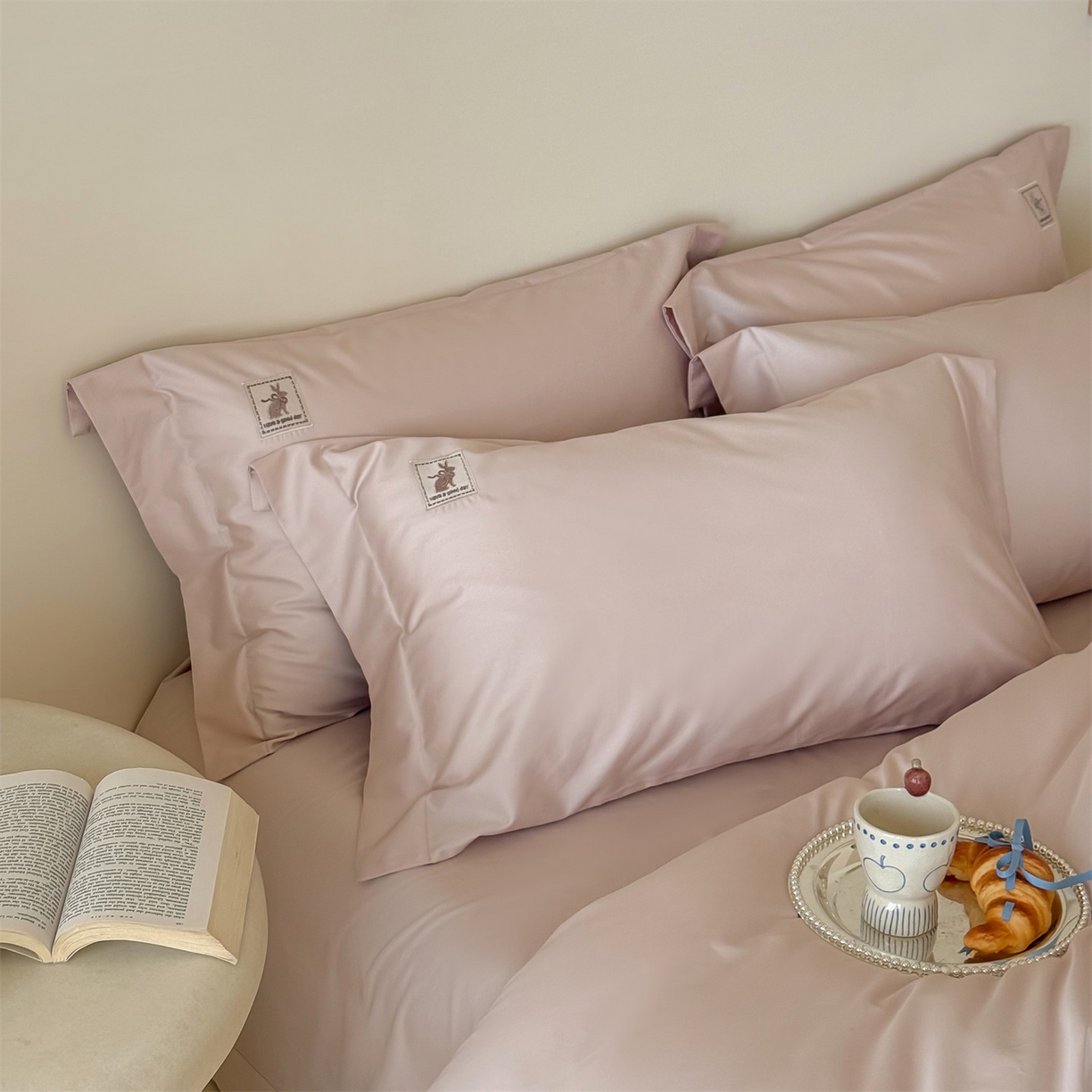 91家纺网 家纺一手货源 找家纺 名品优仓 2026新款长绒棉50s全棉纯棉刺绣宽边款四件套-米豆兔 米豆兔-柔雾粉