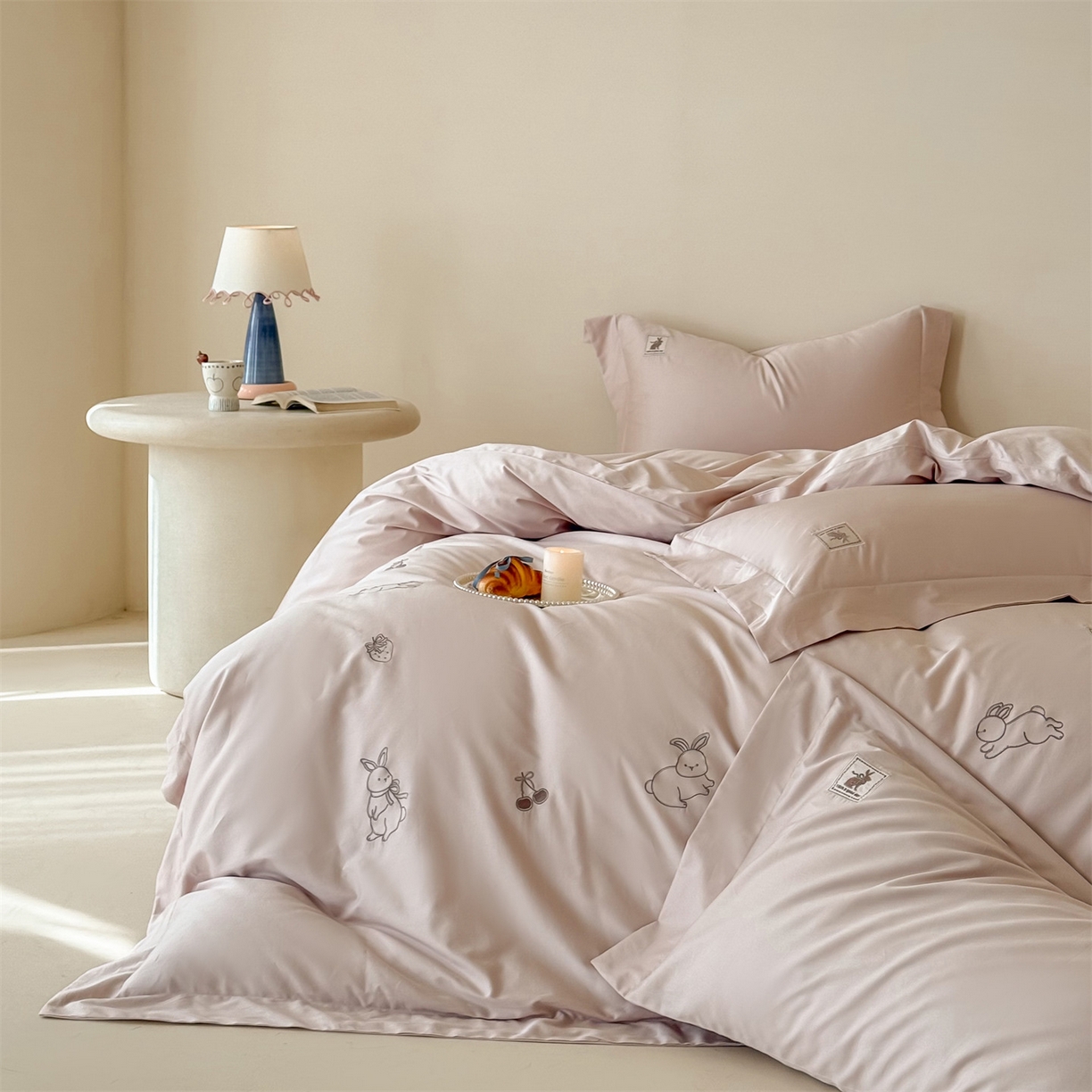 91家纺网 家纺一手货源 找家纺 名品优仓 2026新款长绒棉50s全棉纯棉刺绣宽边款四件套-米豆兔 米豆兔-柔雾粉