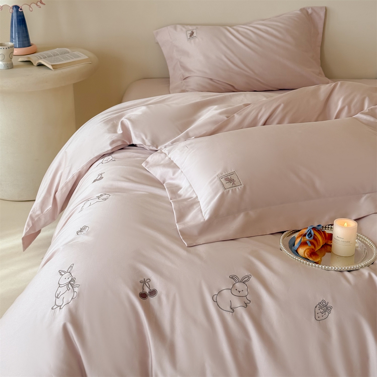 91家纺网 家纺一手货源 找家纺 名品优仓 2026新款长绒棉50s全棉纯棉刺绣宽边款四件套-米豆兔 米豆兔-柔雾粉