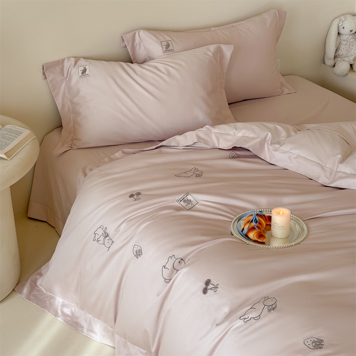 91家纺网 家纺一手货源 找家纺 名品优仓 2026新款长绒棉50s全棉纯棉刺绣宽边款四件套-米豆兔 米豆兔-柔雾粉