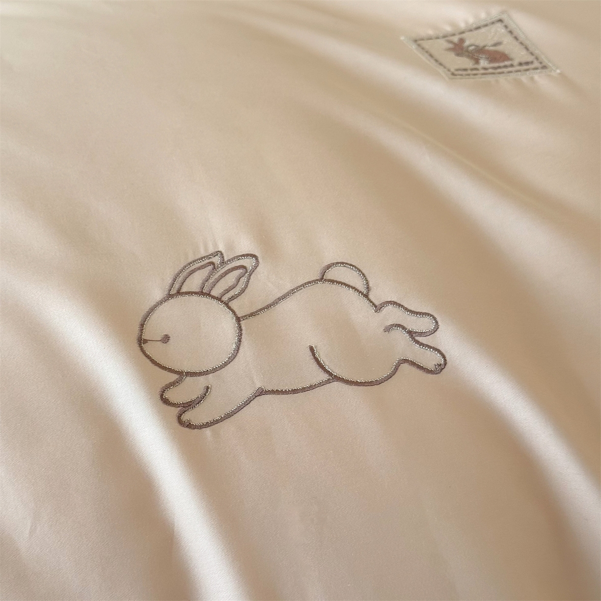 91家纺网 家纺一手货源 找家纺 名品优仓 2026新款长绒棉50s全棉纯棉刺绣宽边款四件套-米豆兔 米豆兔-雅灰粉