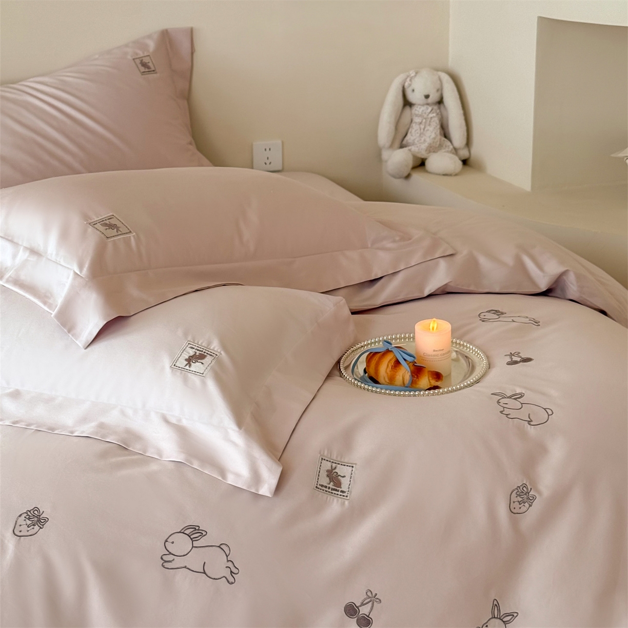 91家纺网 家纺一手货源 找家纺 名品优仓 2026新款长绒棉50s全棉纯棉刺绣宽边款四件套-米豆兔 米豆兔-柔雾粉