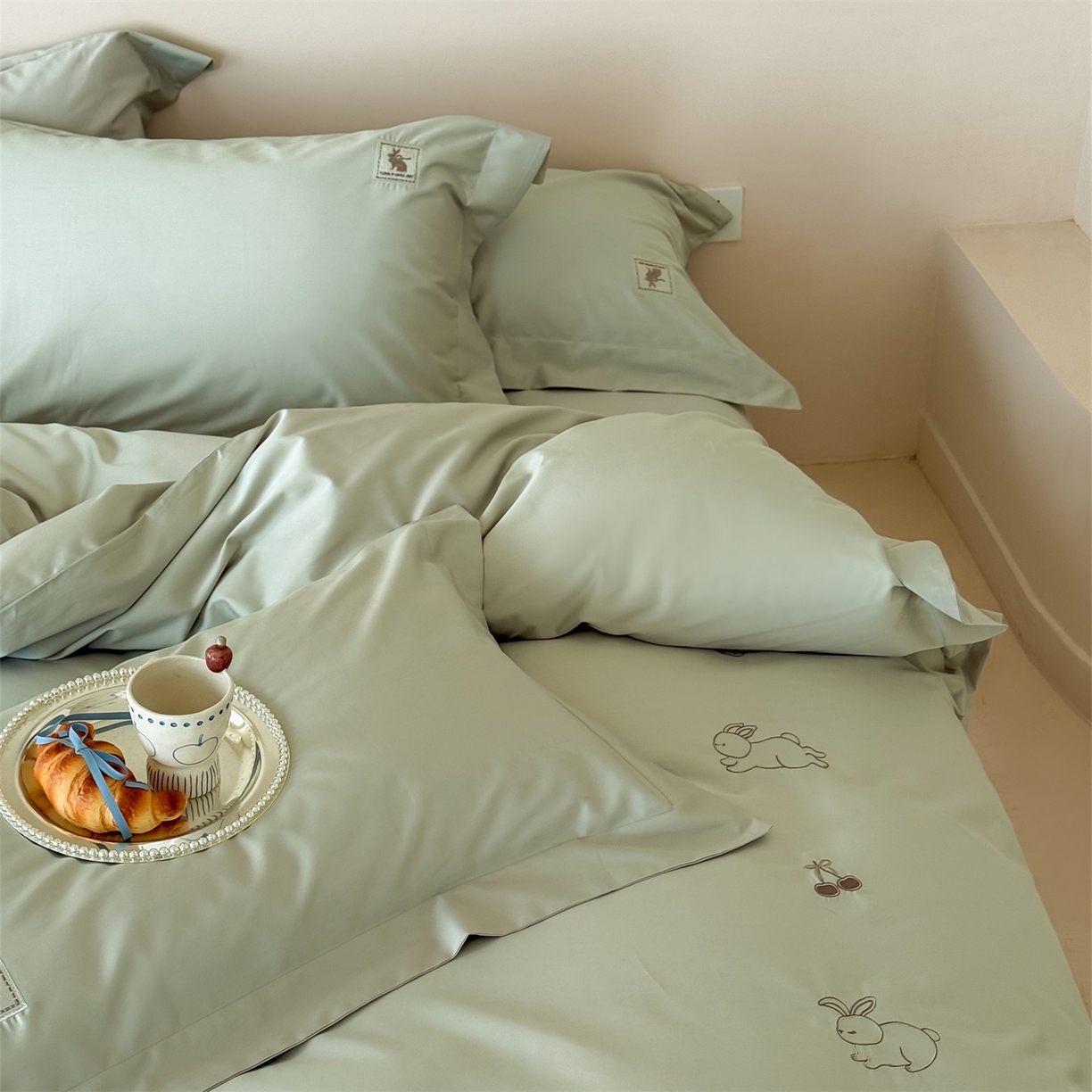 91家纺网 家纺一手货源 找家纺 名品优仓 2026新款长绒棉50s全棉纯棉刺绣宽边款四件套-米豆兔 米豆兔-森林绿