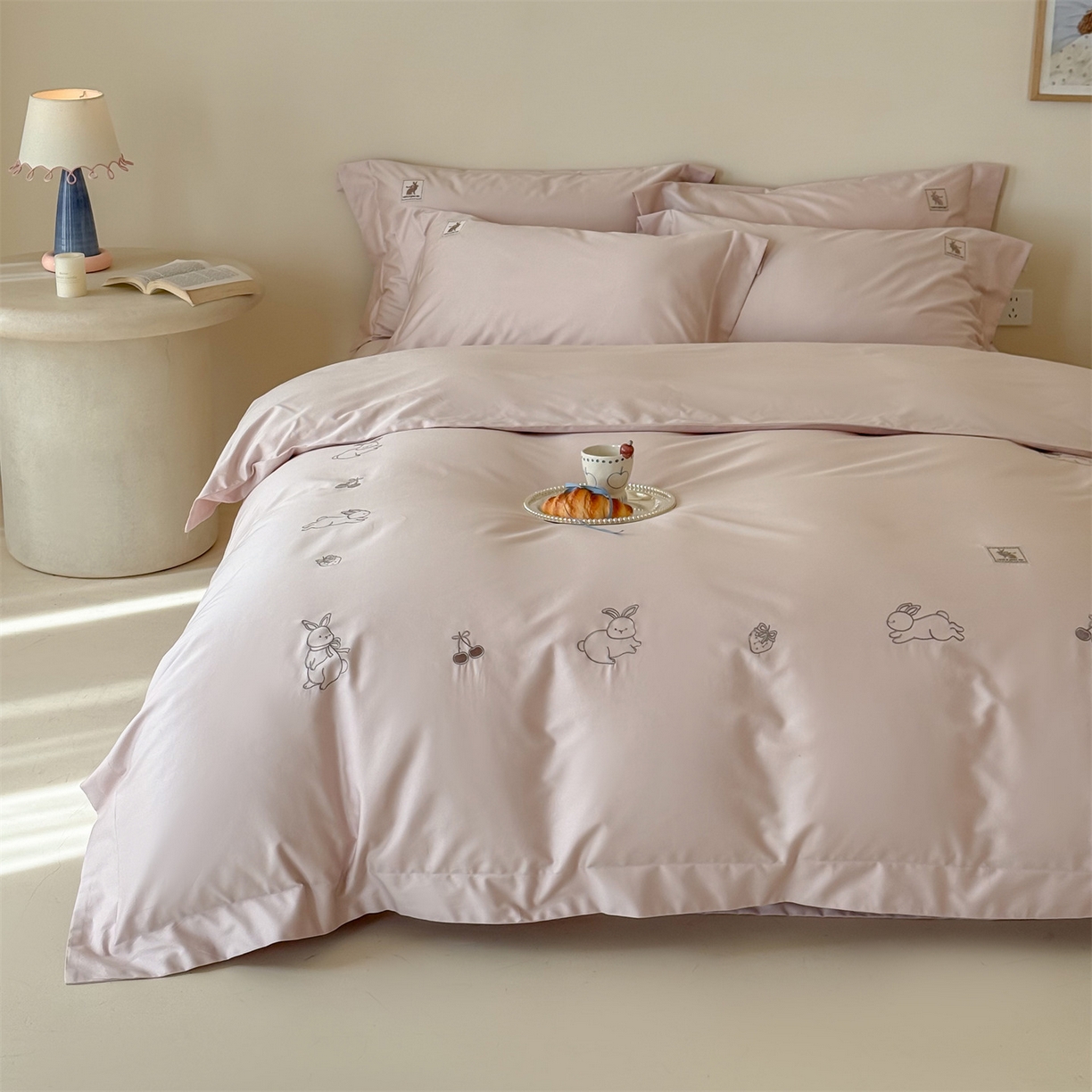 91家纺网 家纺一手货源 找家纺 名品优仓 2026新款长绒棉50s全棉纯棉刺绣宽边款四件套-米豆兔 米豆兔-柔雾粉