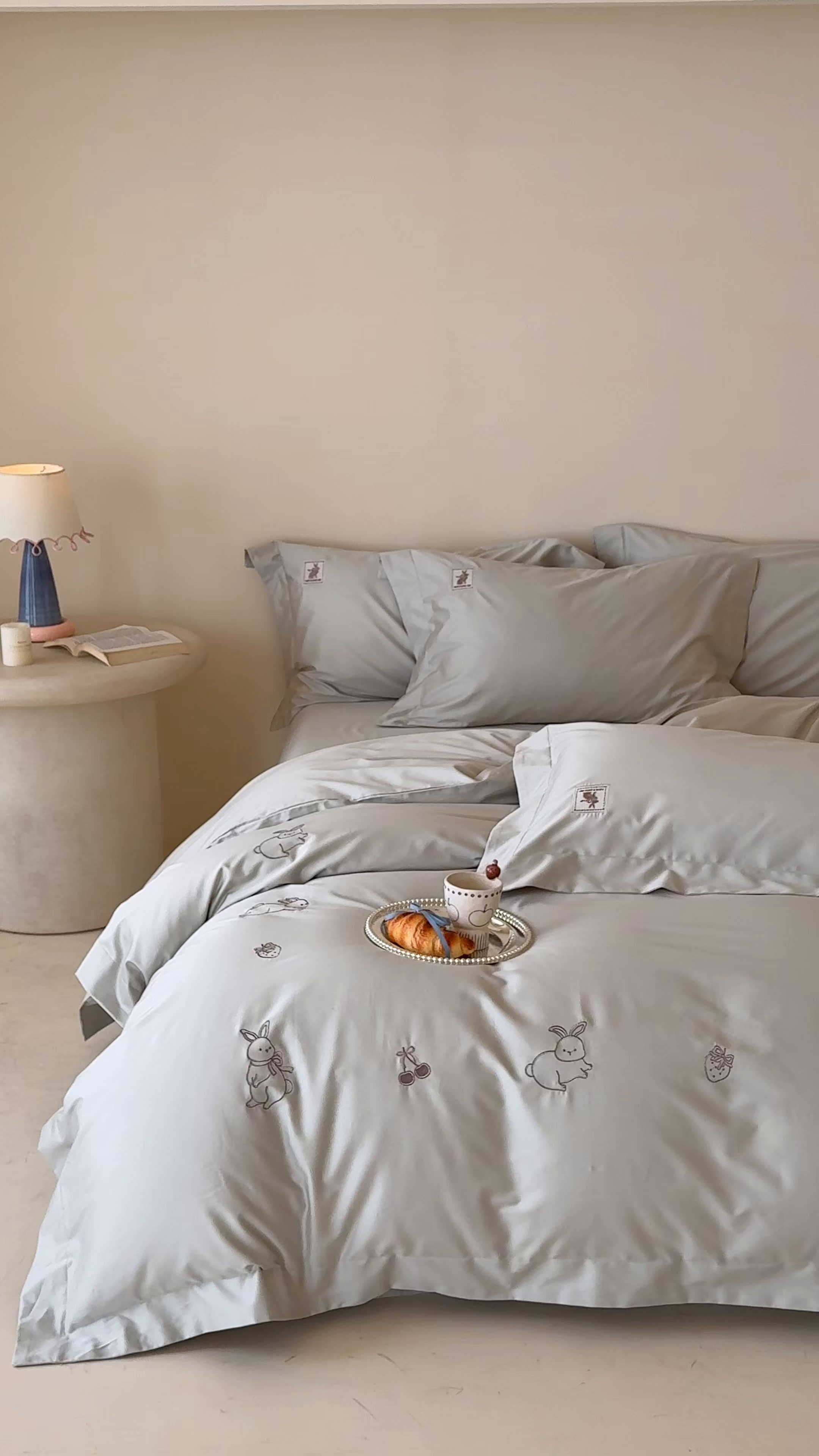 91家纺网 家纺一手货源 找家纺 （总）名品优仓 2026新款长绒棉50s全棉纯棉刺绣宽边款四件套-米豆兔