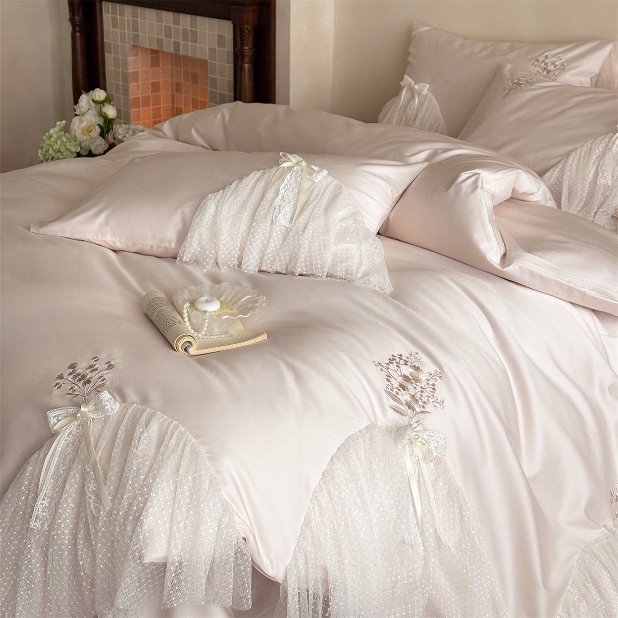 91家纺网 家纺一手货源 找家纺 名品优仓 2026新款长绒棉50s全棉纯棉刺绣蕾丝轻纱四件套-夏薇 夏薇-公主粉