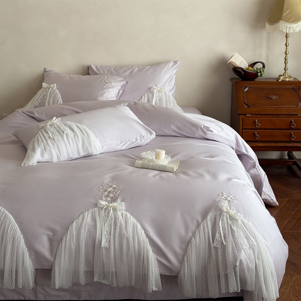 91家纺网 家纺一手货源 找家纺 名品优仓 2026新款长绒棉50s全棉纯棉刺绣蕾丝轻纱四件套-夏薇 夏薇-梦幻紫