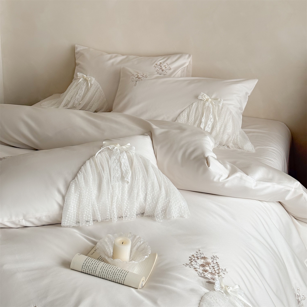 91家纺网 家纺一手货源 找家纺 名品优仓 2026新款长绒棉50s全棉纯棉刺绣蕾丝轻纱四件套-夏薇 夏薇-云雾白