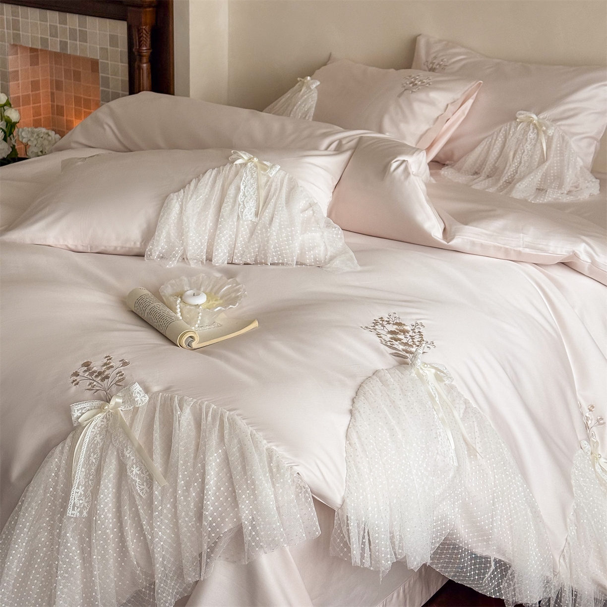 91家纺网 家纺一手货源 找家纺 名品优仓 2026新款长绒棉50s全棉纯棉刺绣蕾丝轻纱四件套-夏薇 夏薇-公主粉