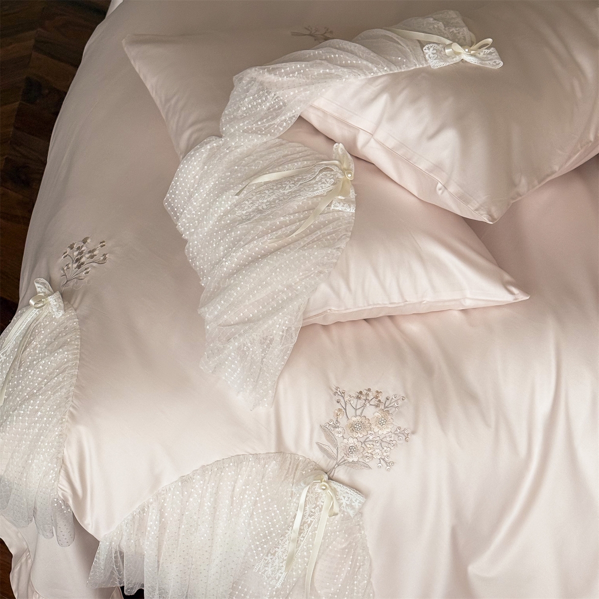 91家纺网 家纺一手货源 找家纺 名品优仓 2026新款长绒棉50s全棉纯棉刺绣蕾丝轻纱四件套-夏薇 夏薇-公主粉