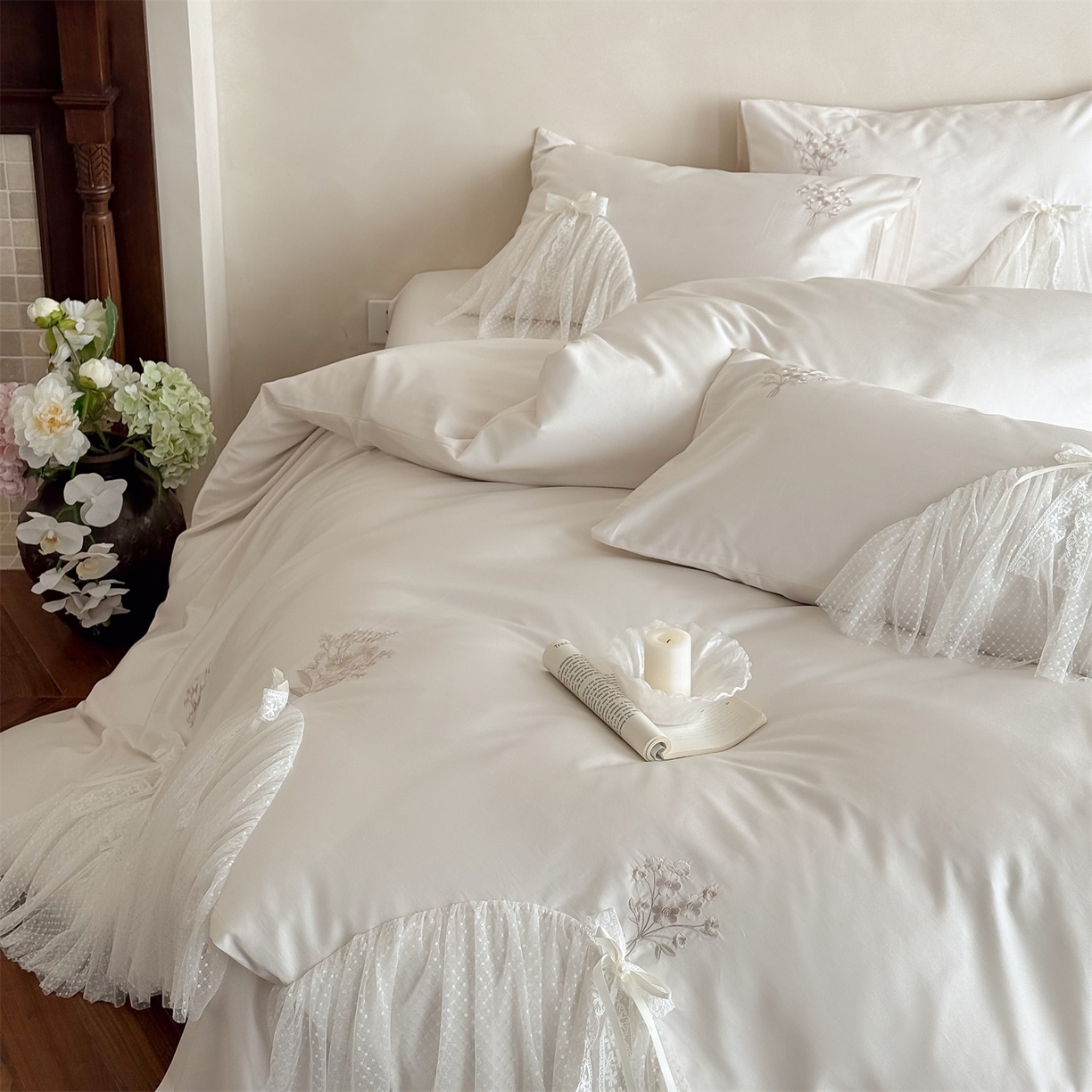 91家纺网 家纺一手货源 找家纺 名品优仓 2026新款长绒棉50s全棉纯棉刺绣蕾丝轻纱四件套-夏薇 夏薇-云雾白