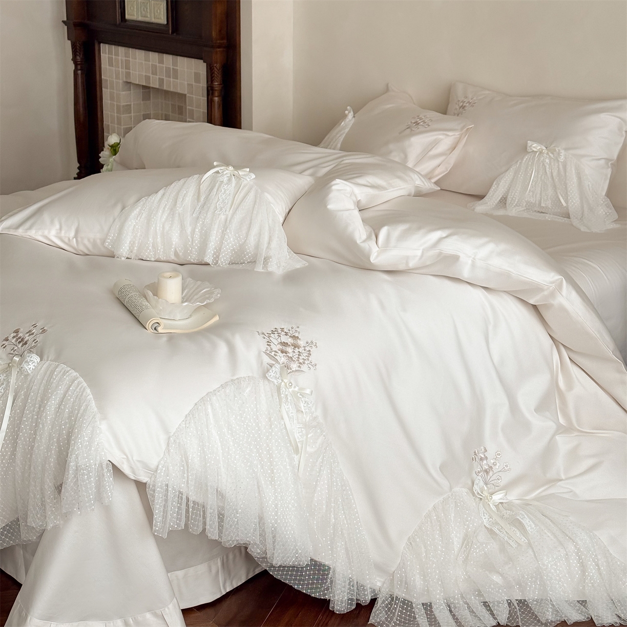 91家纺网 家纺一手货源 找家纺 名品优仓 2026新款长绒棉50s全棉纯棉刺绣蕾丝轻纱四件套-夏薇 夏薇-云雾白