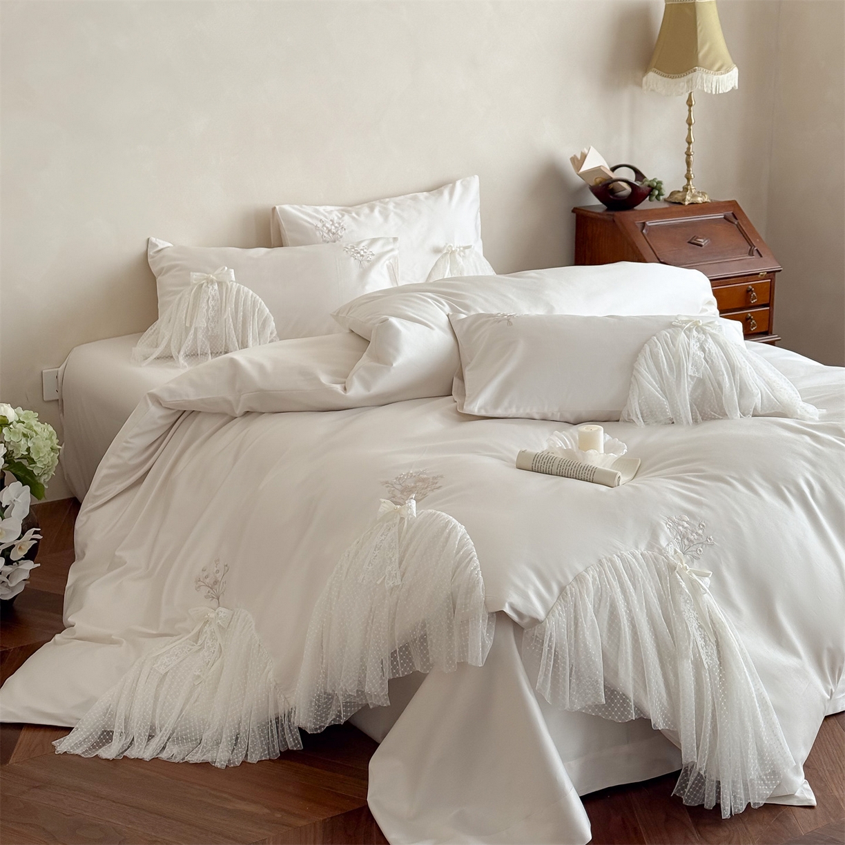 91家纺网 家纺一手货源 找家纺 名品优仓 2026新款长绒棉50s全棉纯棉刺绣蕾丝轻纱四件套-夏薇 夏薇-云雾白