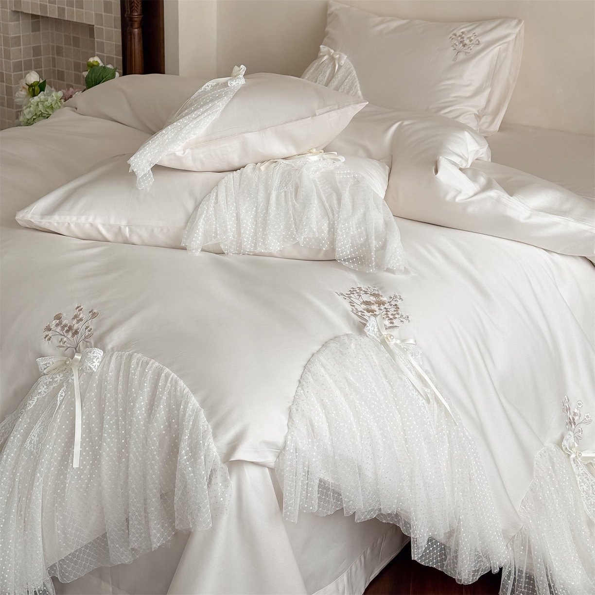 91家纺网 家纺一手货源 找家纺 名品优仓 2026新款长绒棉50s全棉纯棉刺绣蕾丝轻纱四件套-夏薇 夏薇-云雾白