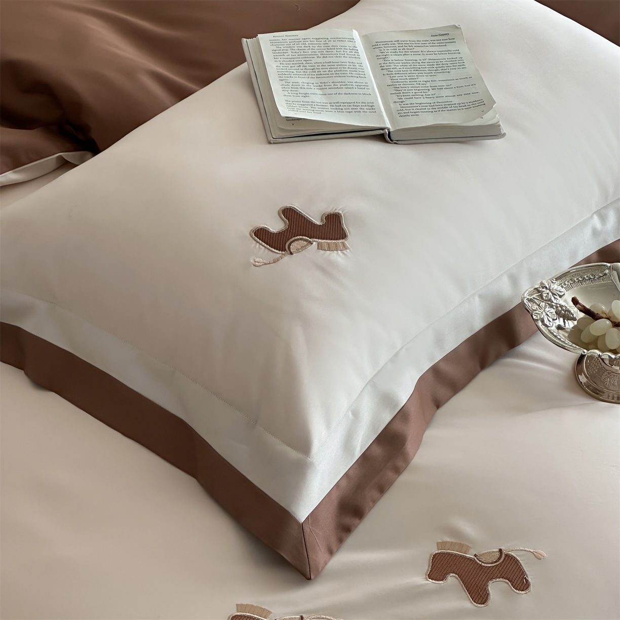 91家纺网 家纺一手货源 找家纺 名品优仓 2026新款长绒棉50s全棉纯棉刺绣撞色宽边款四件套-马上有钱 马上有钱-冰桃粉