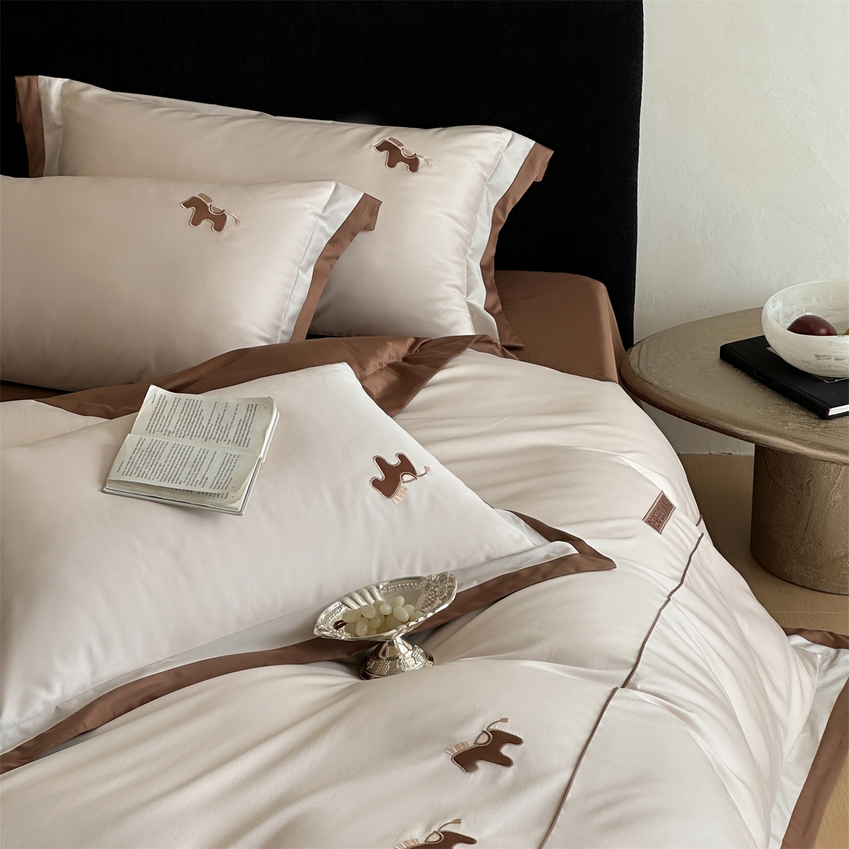 91家纺网 家纺一手货源 找家纺 名品优仓 2026新款长绒棉50s全棉纯棉刺绣撞色宽边款四件套-马上有钱 马上有钱-冰桃粉