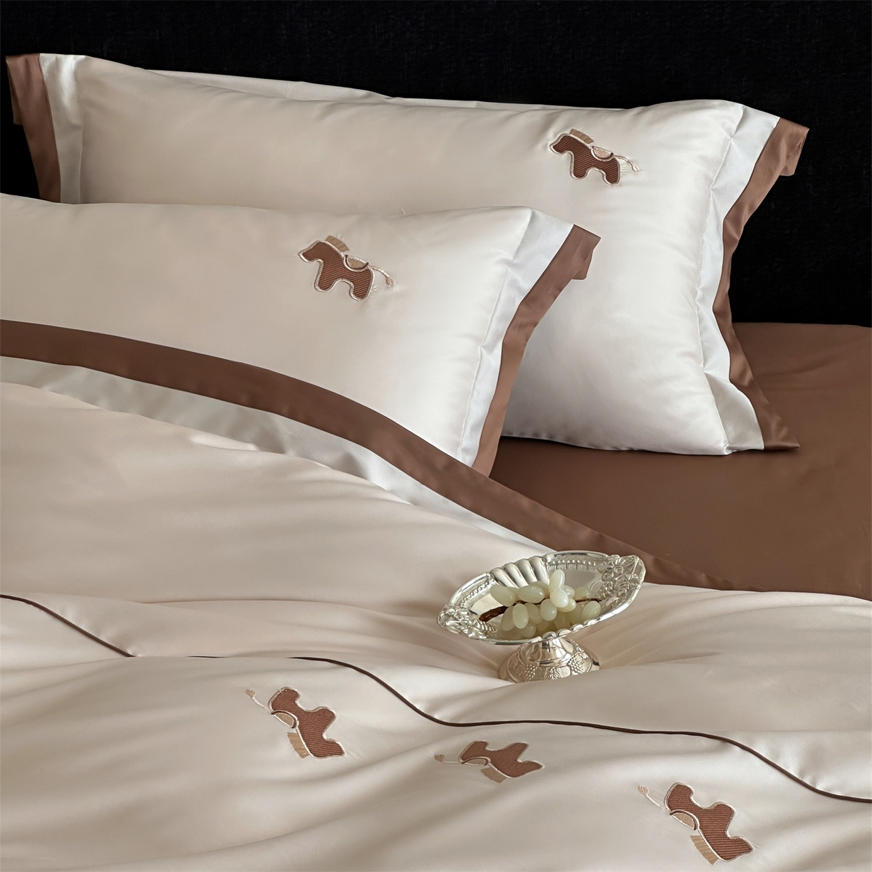 91家纺网 家纺一手货源 找家纺 名品优仓 2026新款长绒棉50s全棉纯棉刺绣撞色宽边款四件套-马上有钱 马上有钱-冰桃粉