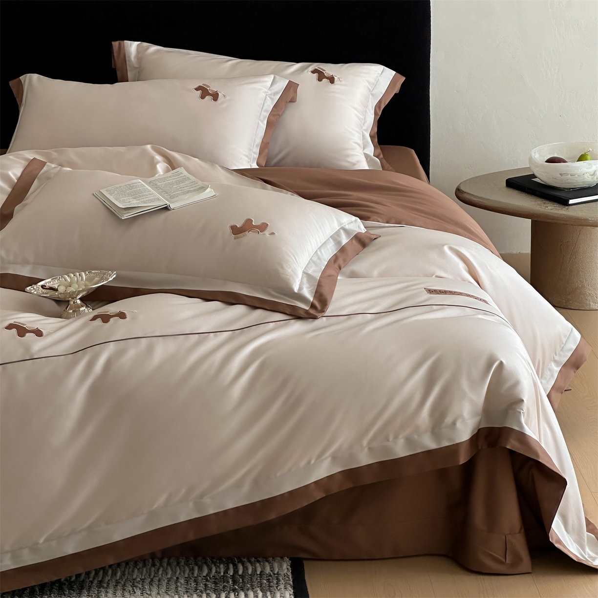 91家纺网 家纺一手货源 找家纺 名品优仓 2026新款长绒棉50s全棉纯棉刺绣撞色宽边款四件套-马上有钱 马上有钱-冰桃粉