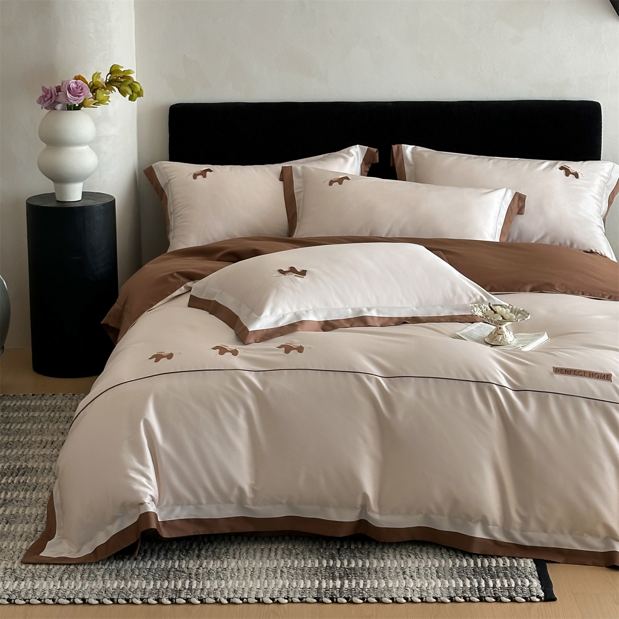 91家纺网 家纺一手货源 找家纺 名品优仓 2026新款长绒棉50s全棉纯棉刺绣撞色宽边款四件套-马上有钱 马上有钱-冰桃粉