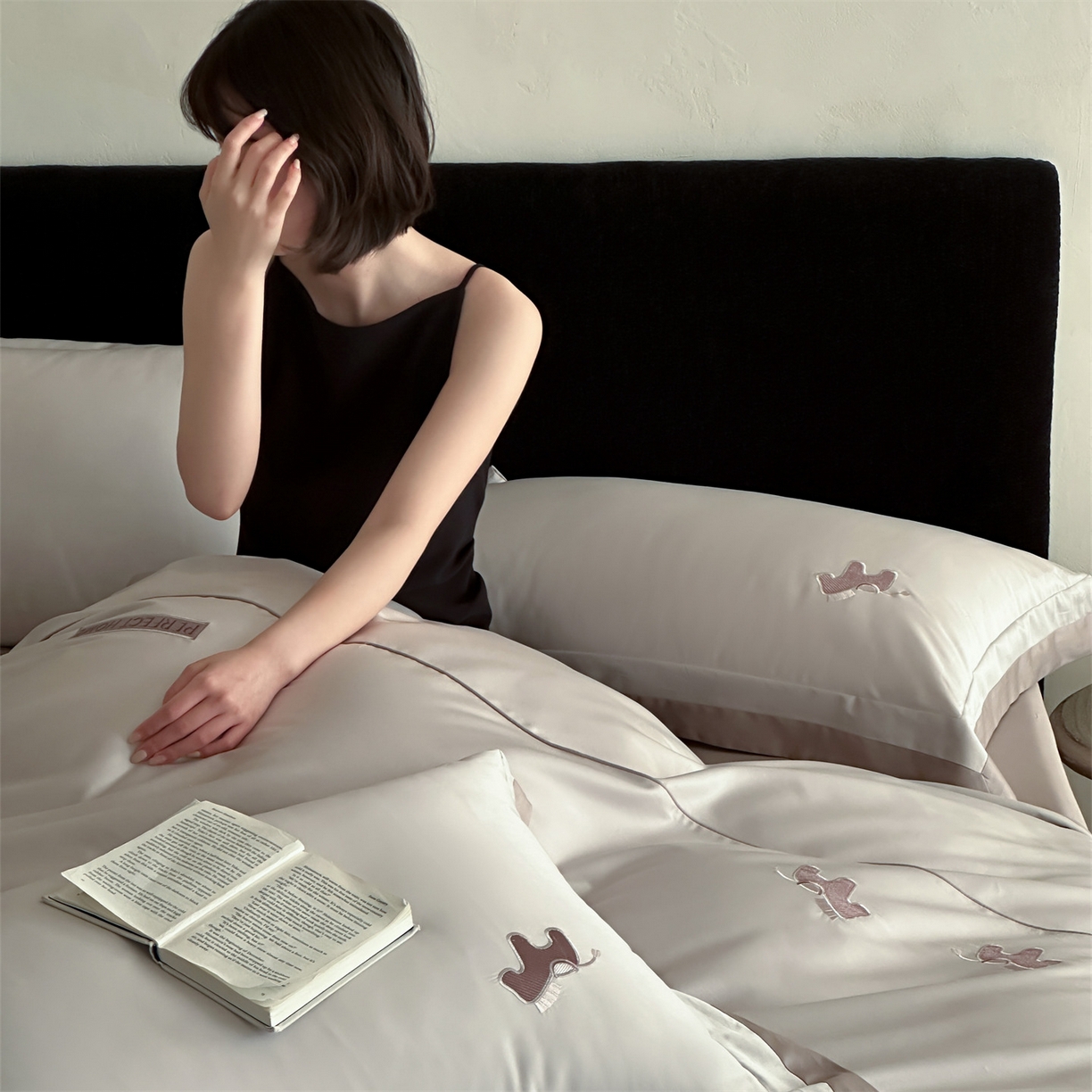 91家纺网 家纺一手货源 找家纺 名品优仓 2026新款长绒棉50s全棉纯棉刺绣撞色宽边款四件套-马上有钱 马上有钱-浅妃灰