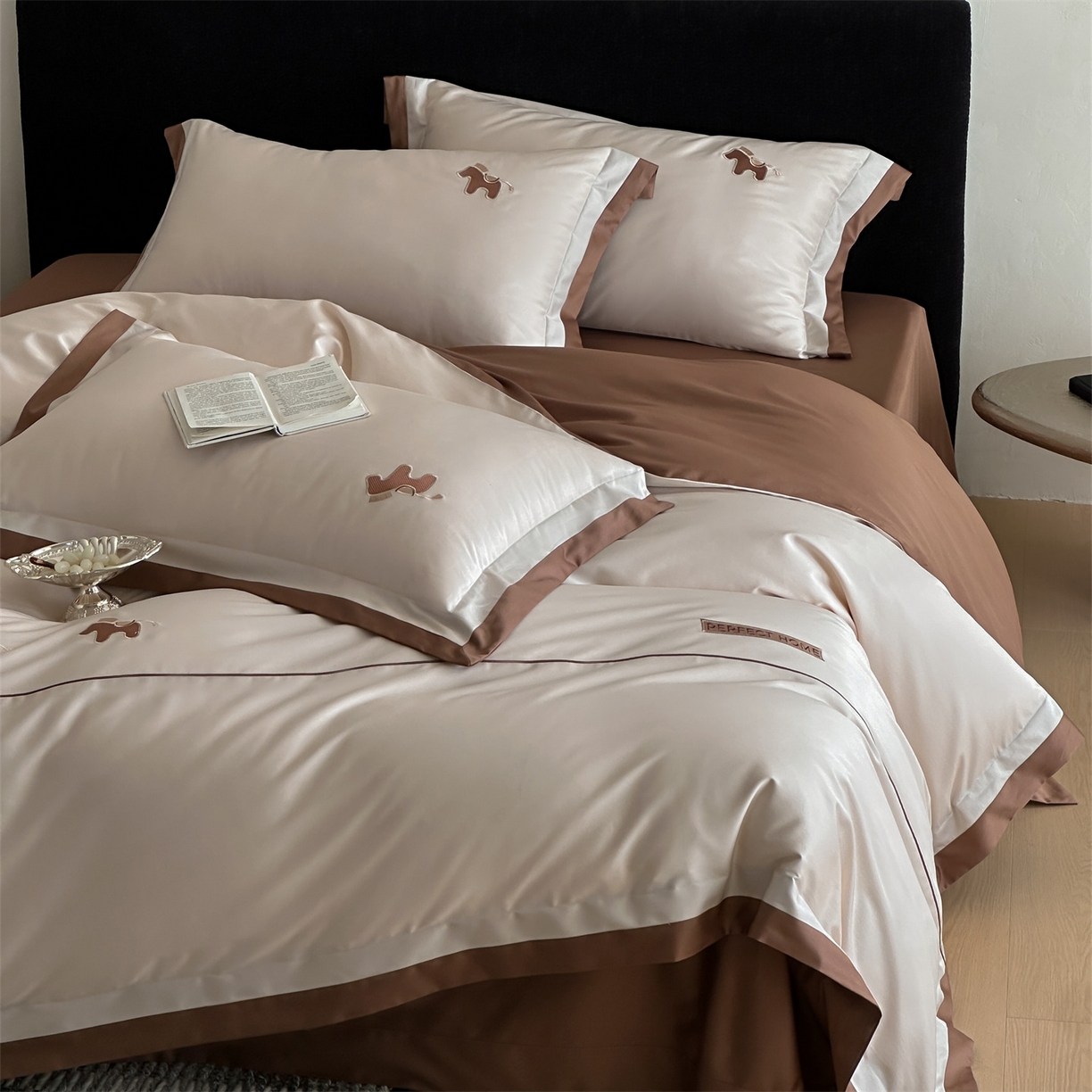 91家纺网 家纺一手货源 找家纺 名品优仓 2026新款长绒棉50s全棉纯棉刺绣撞色宽边款四件套-马上有钱 马上有钱-冰桃粉