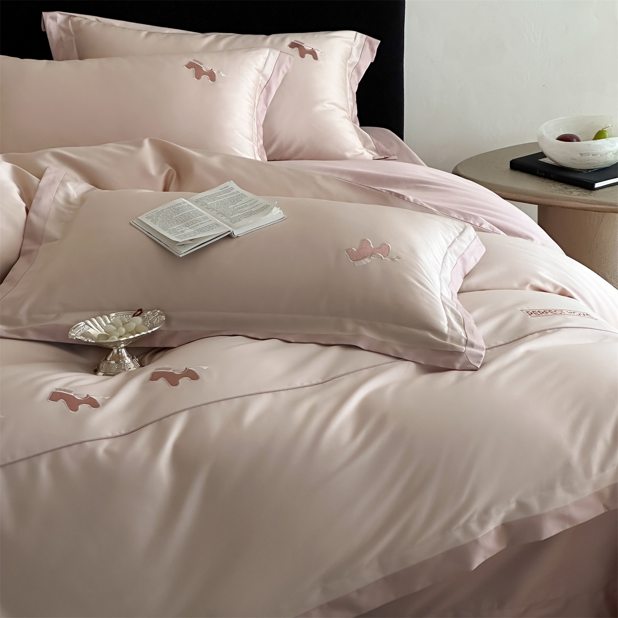 91家纺网 家纺一手货源 找家纺 名品优仓 2026新款长绒棉50s全棉纯棉刺绣撞色宽边款四件套-马上有钱 马上有钱-雅灰粉