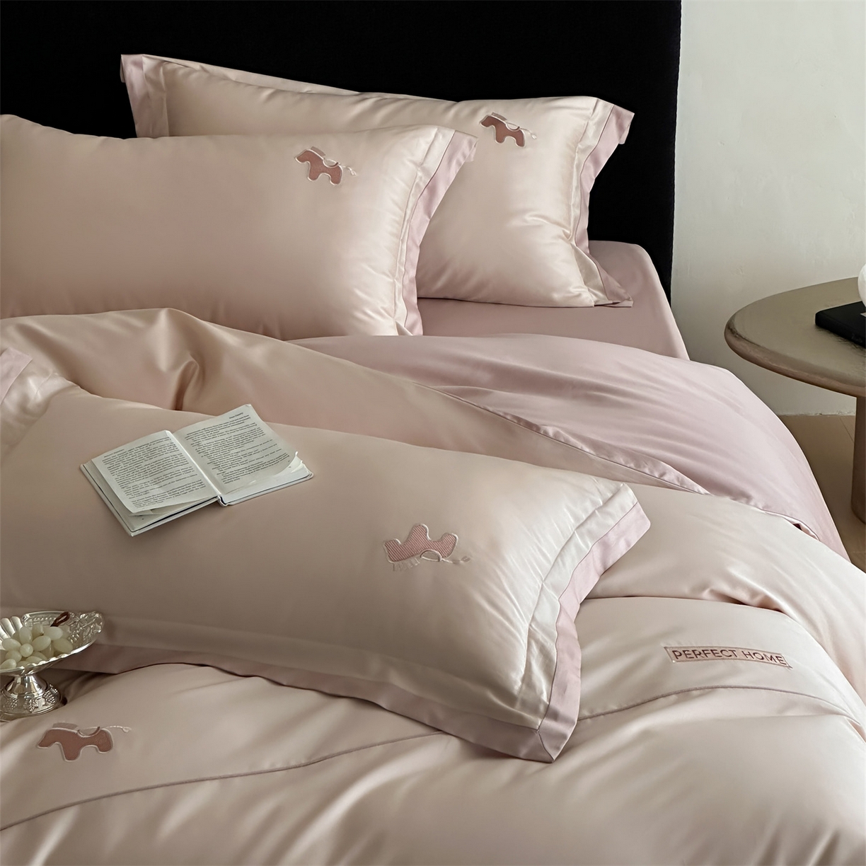 91家纺网 家纺一手货源 找家纺 名品优仓 2026新款长绒棉50s全棉纯棉刺绣撞色宽边款四件套-马上有钱 马上有钱-雅灰粉