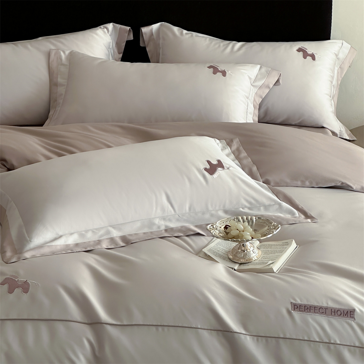 91家纺网 家纺一手货源 找家纺 名品优仓 2026新款长绒棉50s全棉纯棉刺绣撞色宽边款四件套-马上有钱 马上有钱-浅妃灰