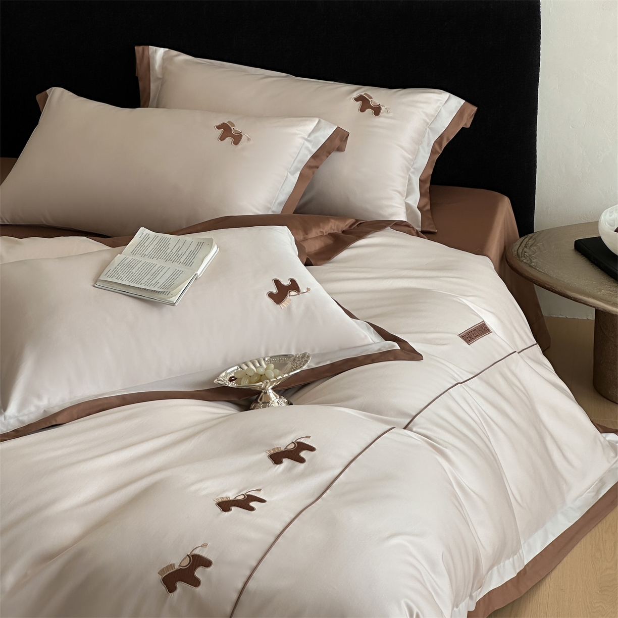 91家纺网 家纺一手货源 找家纺 名品优仓 2026新款长绒棉50s全棉纯棉刺绣撞色宽边款四件套-马上有钱 马上有钱-冰桃粉