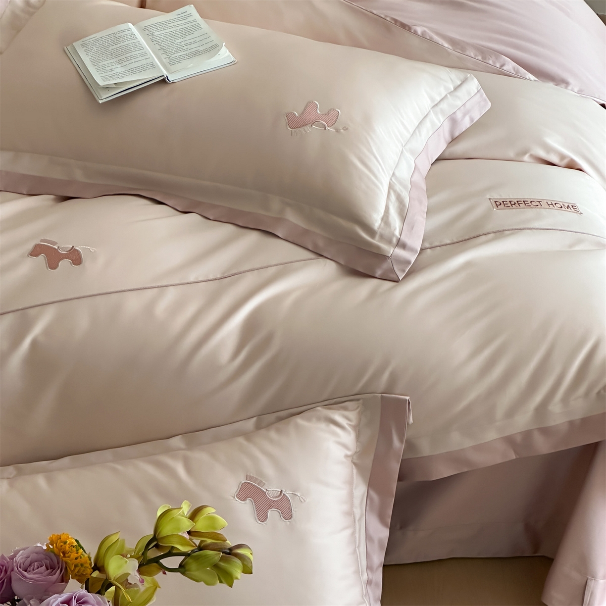 91家纺网 家纺一手货源 找家纺 名品优仓 2026新款长绒棉50s全棉纯棉刺绣撞色宽边款四件套-马上有钱 马上有钱-雅灰粉