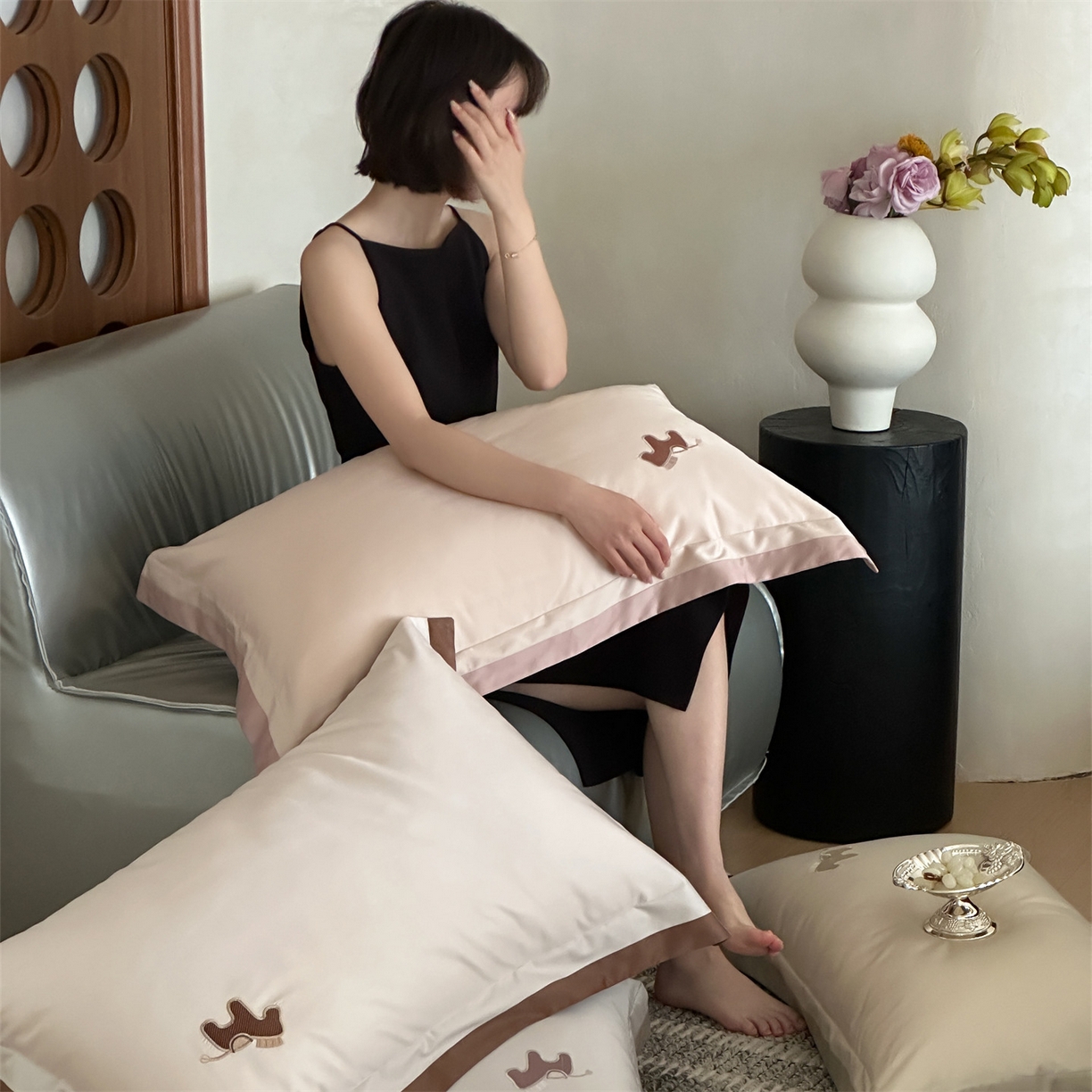 91家纺网 家纺一手货源 找家纺 名品优仓 2026新款长绒棉50s全棉纯棉刺绣撞色宽边款四件套-马上有钱 组合图仅做展示不可下单