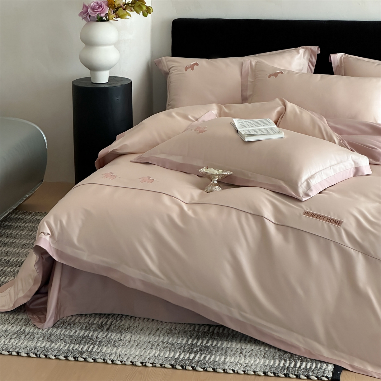 91家纺网 家纺一手货源 找家纺 名品优仓 2026新款长绒棉50s全棉纯棉刺绣撞色宽边款四件套-马上有钱 马上有钱-雅灰粉