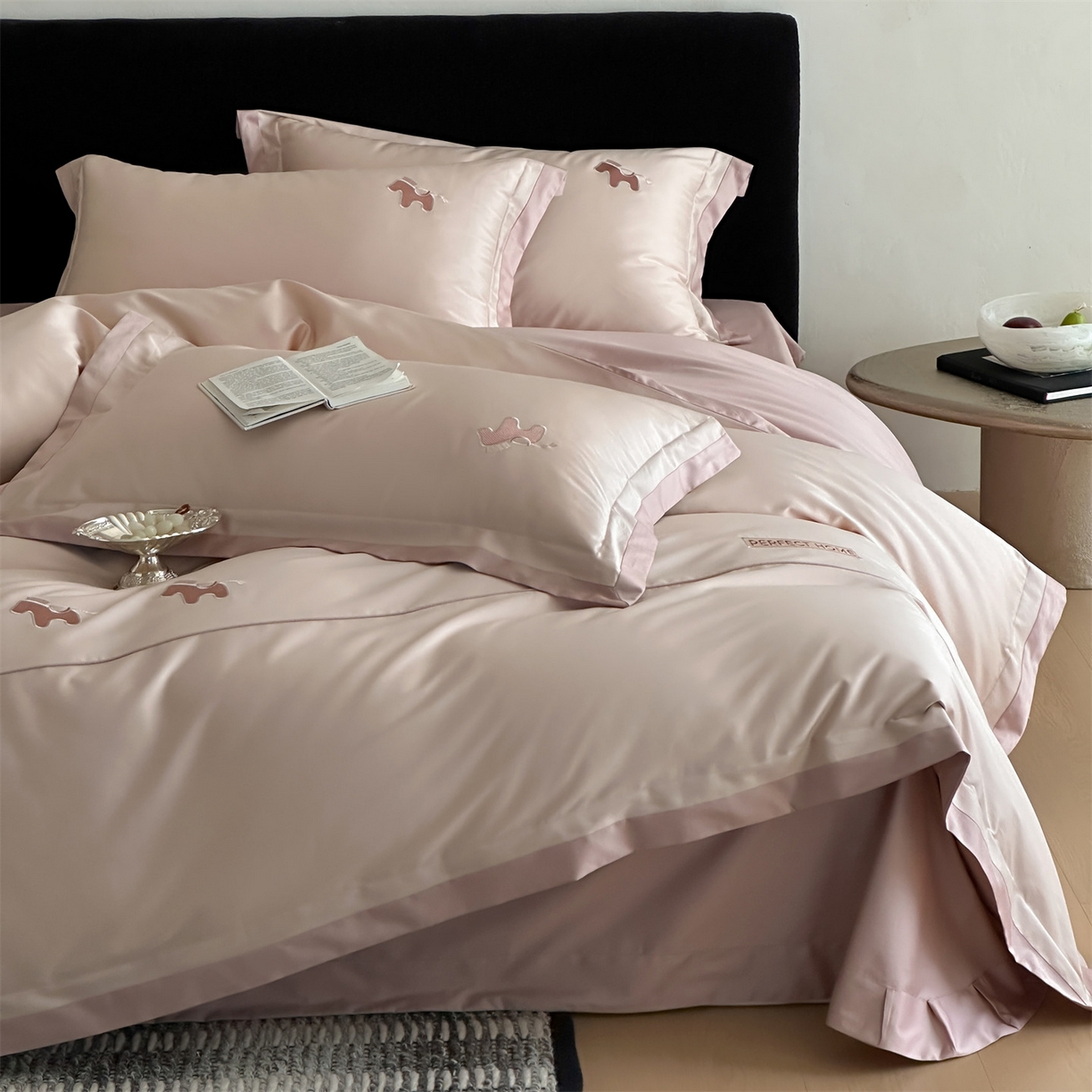 91家纺网 家纺一手货源 找家纺 名品优仓 2026新款长绒棉50s全棉纯棉刺绣撞色宽边款四件套-马上有钱 马上有钱-雅灰粉