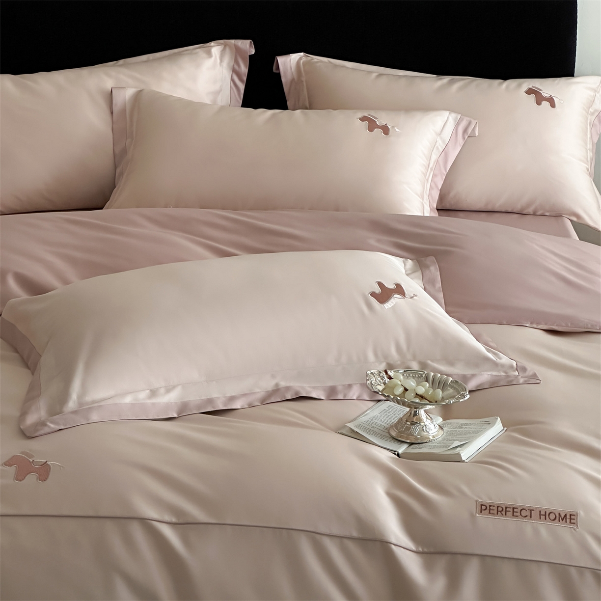 91家纺网 家纺一手货源 找家纺 名品优仓 2026新款长绒棉50s全棉纯棉刺绣撞色宽边款四件套-马上有钱 马上有钱-雅灰粉