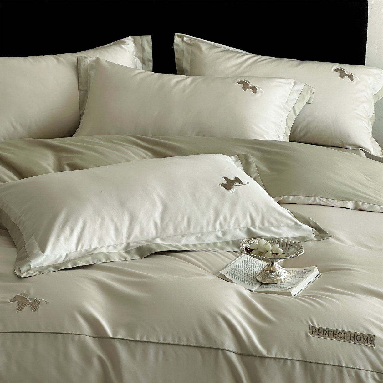 91家纺网 家纺一手货源 找家纺 名品优仓 2026新款长绒棉50s全棉纯棉刺绣撞色宽边款四件套-马上有钱 马上有钱-森林绿