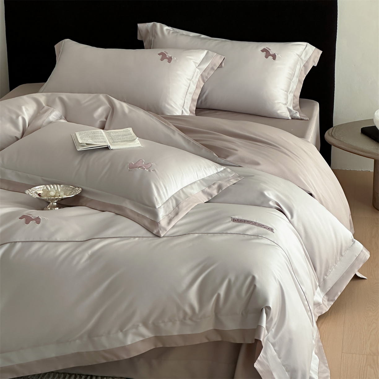 91家纺网 家纺一手货源 找家纺 名品优仓 2026新款长绒棉50s全棉纯棉刺绣撞色宽边款四件套-马上有钱 马上有钱-浅妃灰