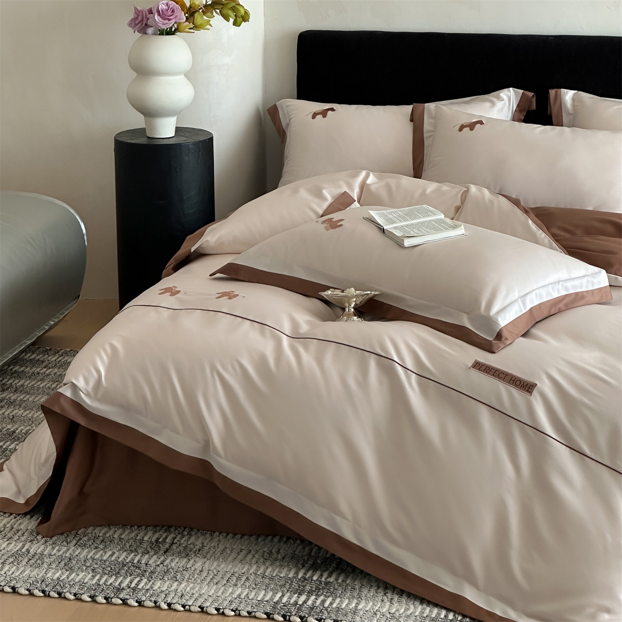 91家纺网 家纺一手货源 找家纺 名品优仓 2026新款长绒棉50s全棉纯棉刺绣撞色宽边款四件套-马上有钱 马上有钱-冰桃粉