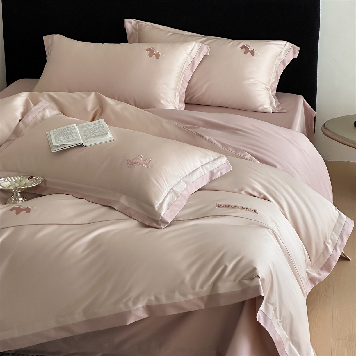 91家纺网 家纺一手货源 找家纺 名品优仓 2026新款长绒棉50s全棉纯棉刺绣撞色宽边款四件套-马上有钱 马上有钱-雅灰粉