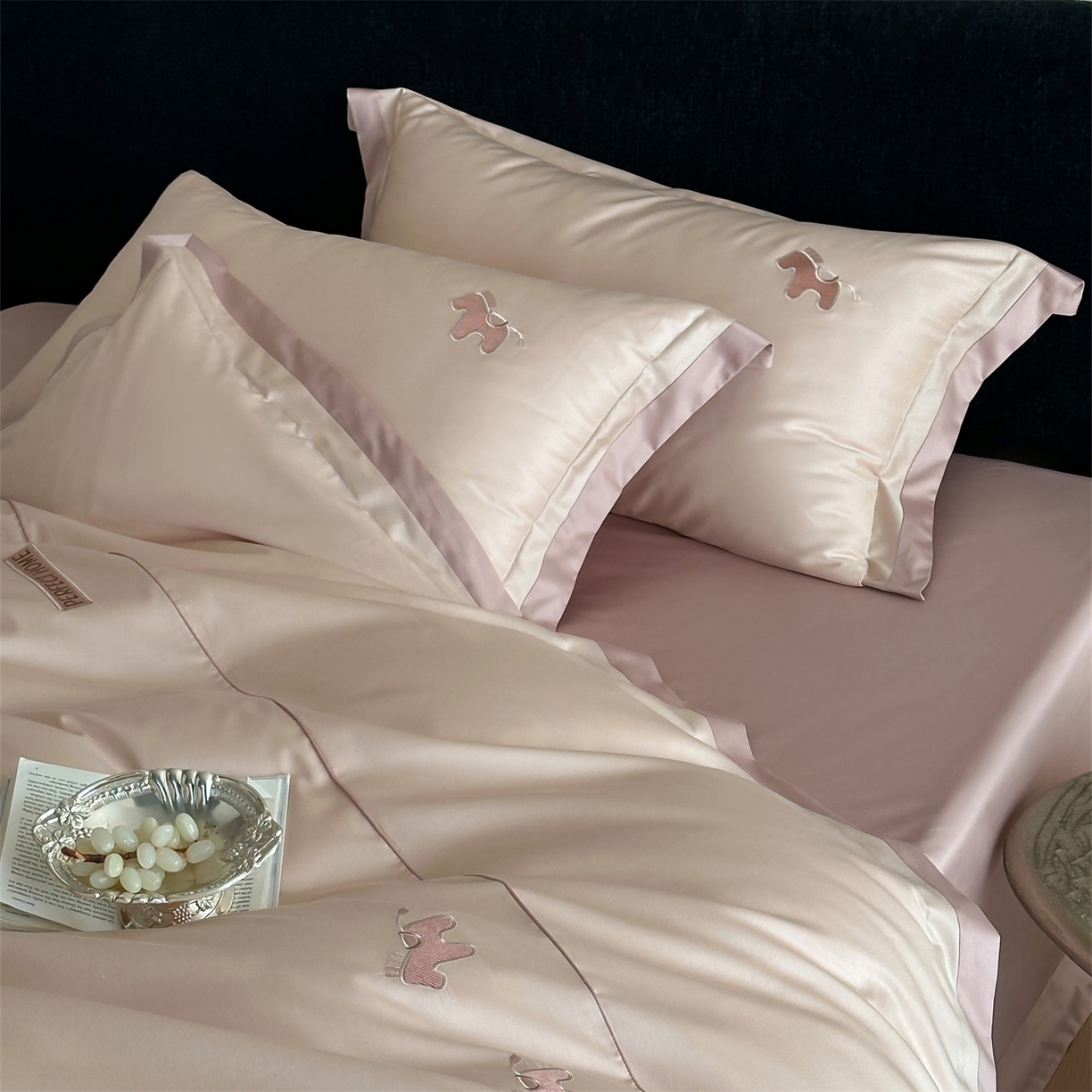 91家纺网 家纺一手货源 找家纺 名品优仓 2026新款长绒棉50s全棉纯棉刺绣撞色宽边款四件套-马上有钱 马上有钱-雅灰粉