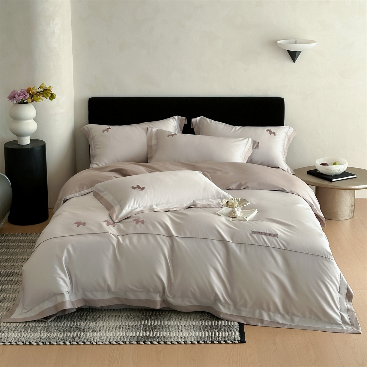 91家纺网 家纺一手货源 找家纺 名品优仓 2026新款长绒棉50s全棉纯棉刺绣撞色宽边款四件套-马上有钱 马上有钱-浅妃灰