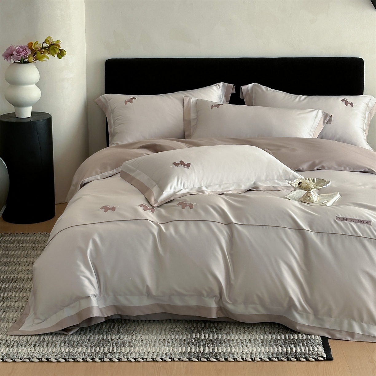 91家纺网 家纺一手货源 找家纺 名品优仓 2026新款长绒棉50s全棉纯棉刺绣撞色宽边款四件套-马上有钱 马上有钱-浅妃灰