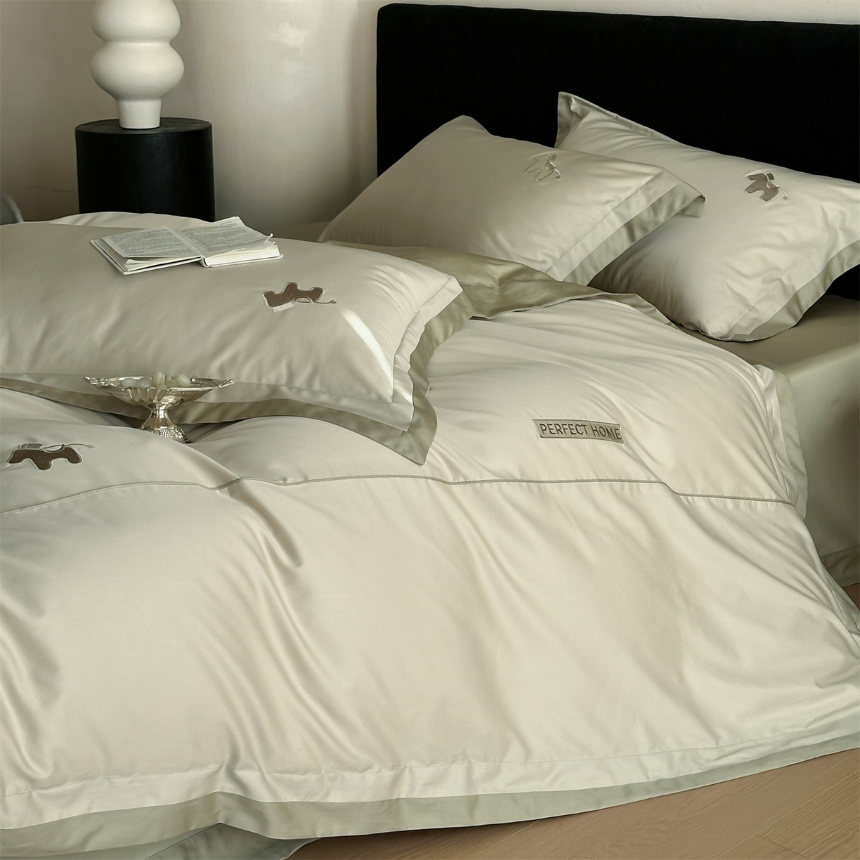 91家纺网 家纺一手货源 找家纺 名品优仓 2026新款长绒棉50s全棉纯棉刺绣撞色宽边款四件套-马上有钱 马上有钱-森林绿