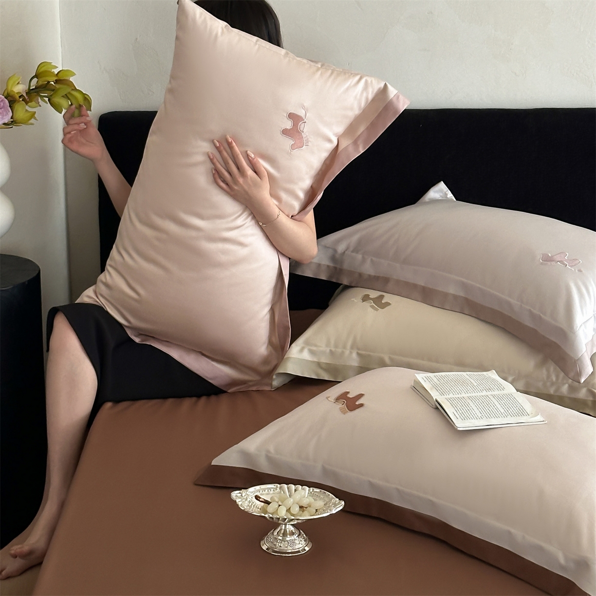 91家纺网 家纺一手货源 找家纺 名品优仓 2026新款长绒棉50s全棉纯棉刺绣撞色宽边款四件套-马上有钱 组合图仅做展示不可下单